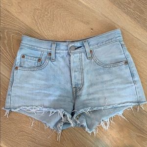 LEVIS JEAN SHORTS